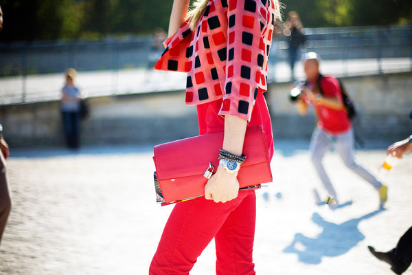 橘红色的外套配什么好看,橘红色外套搭配 橘红色的外套配什么好看,橘红色外套搭配