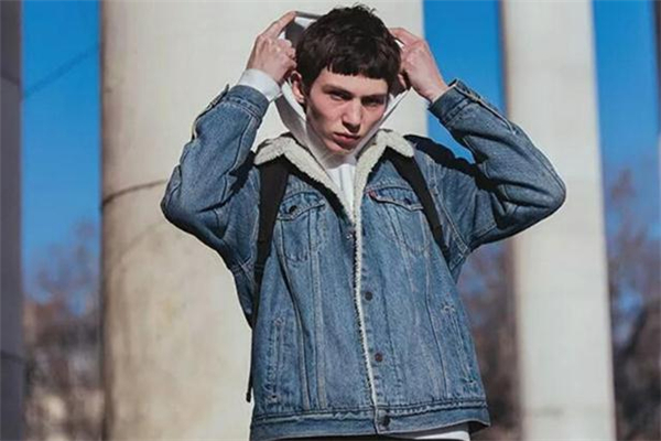 牛仔夹克内穿,牛仔夹克外面穿什么