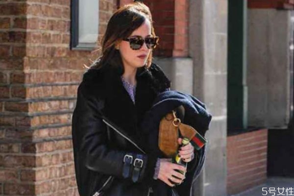 羊羔毛的衣服适合什么时候穿,羊羔毛适合什么季节穿