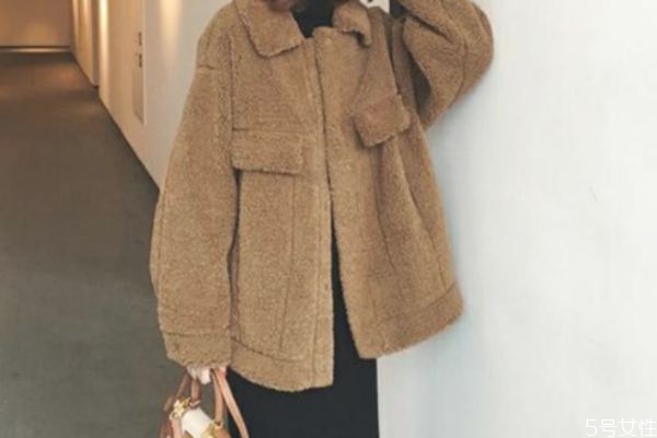 外面是羊羔毛里面是皮,羊羔毛内里