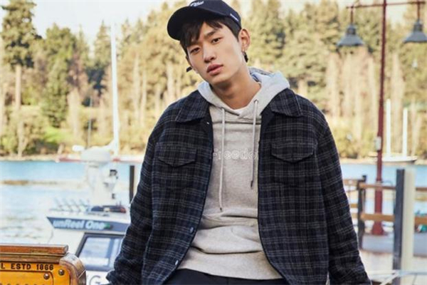 格纹上衣配什么裤子,格纹上衣