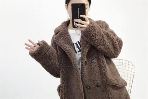 羊羔毛和颗粒绒有什么区别颗粒绒外套显得矮胖吗,羊羔毛跟颗粒绒的区别
