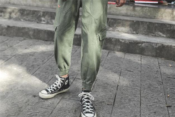 军绿色束脚裤配什么上衣,军绿色束脚裤怎么搭配