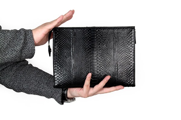 男士用手包好还是手提包好,男生用背包还是手提包