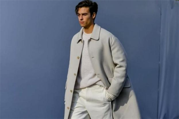 外套和内搭同色系,外套颜色搭配