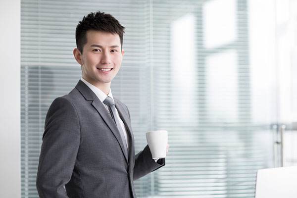 西装垫肩好还是不垫肩,西装有垫肩好还是没有好