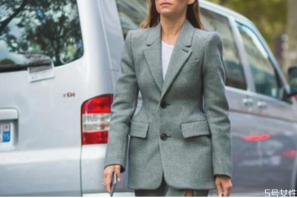 西服洗皱了怎么办,西服洗完出皱怎么办 西服洗皱了怎么办,西服洗完出皱怎么办