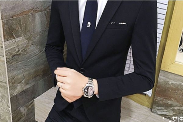 小西装可以用洗衣机洗吗,西装能不能放洗衣机