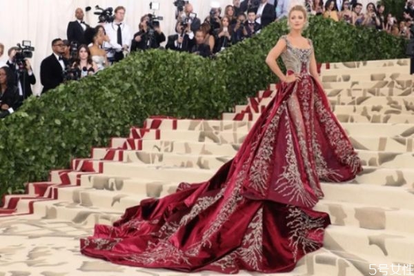 过年穿黑色,过年为啥穿红色