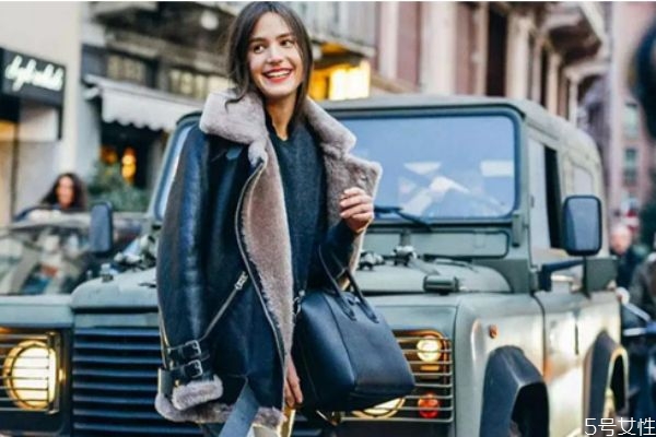 羊羔绒女裤加厚加绒,短款羊羔毛外套配什么裤子好看