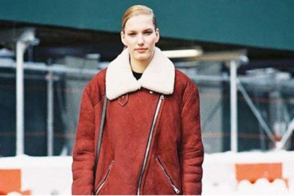 羊羔毛暖和还是羽绒服暖和,羊羔毛和羽绒服哪个保暖