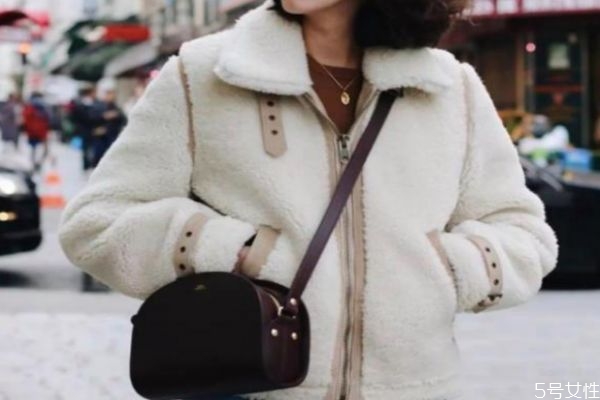 羊羔毛和兔毛哪个贵,羊羔毛贵还是兔毛贵 羊羔毛和兔毛哪个贵,羊羔毛贵还是兔毛贵