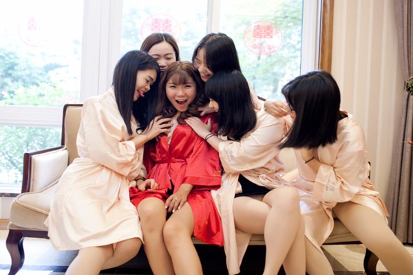 晨袍什么颜色好看,晨袍里面穿什么 晨袍什么颜色好看,晨袍里面穿什么