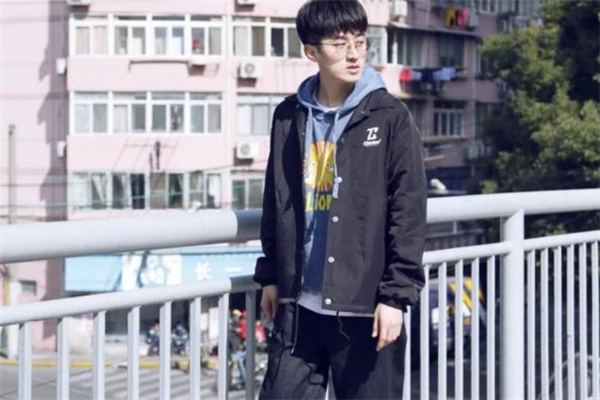 夹克搭配连帽卫衣,连帽卫衣加夹克