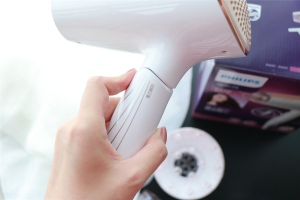 用吹风机吹衣服的害处,吹风机吹干衣服对衣服有什么伤害