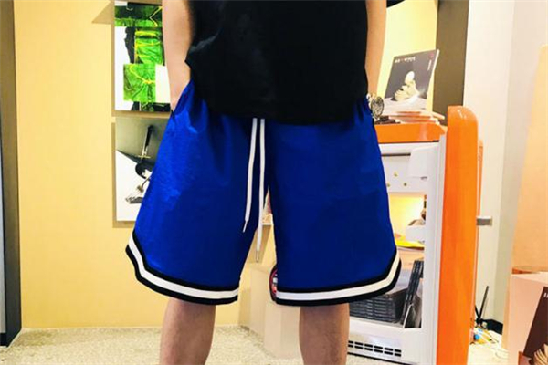 条纹裤子搭配图片,各种颜色的短裤