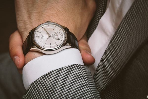 穿衬衫如何戴手表,衬衫手表可以戴在袖子上吗