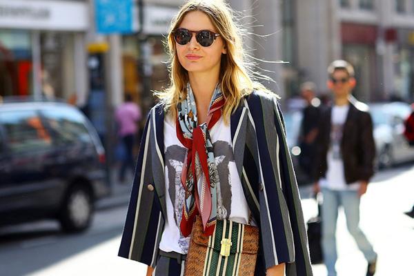 什么颜色的丝巾显气质,系丝巾的女人更有气质