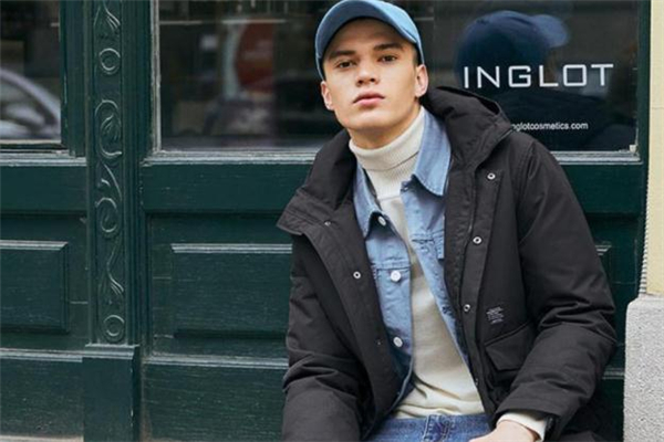 黑色羽绒服配什么颜色内搭好看,黑色羽绒服搭配什么裤子好看