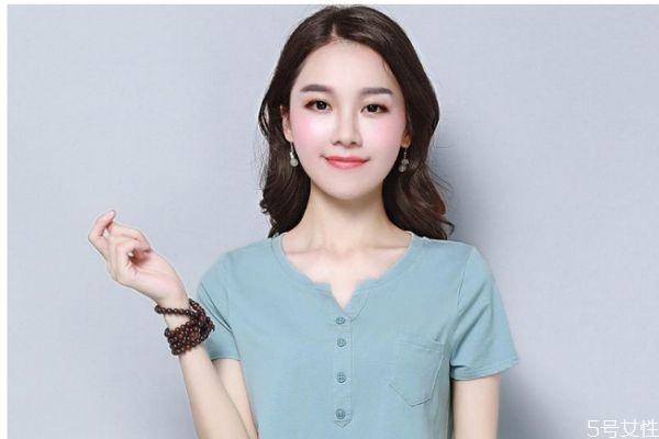 脖子短适合穿V领还是圆领,圆脸脖子短适合什么领的衣服 脖子短适合穿V领还是圆领,圆脸脖子短适合什么领的衣服