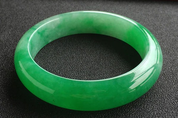 翡翠颜色深好还是浅好,翡翠越戴颜色越深好不好