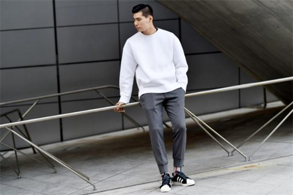 卫衣百搭吗,卫衣的穿搭