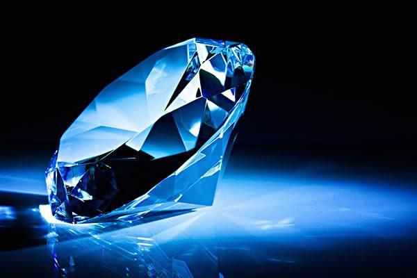 人工钻石和天然钻石有什么区别,人造钻石是什么材料做成的 人工钻石和天然钻石有什么区别,人造钻石是什么材料做成的