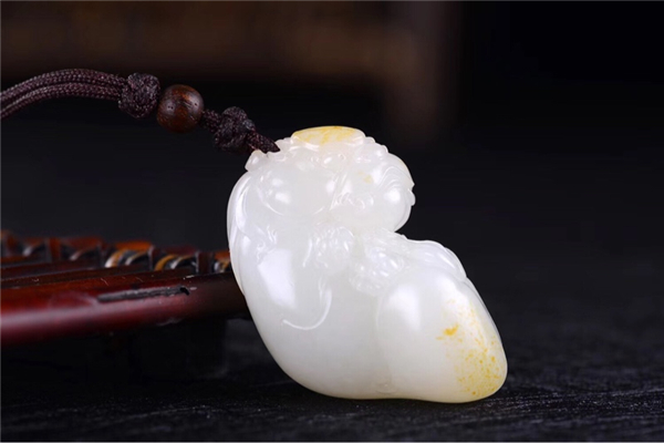 和田玉越戴越黄怎么回事,为什么戴的玉越来越黄