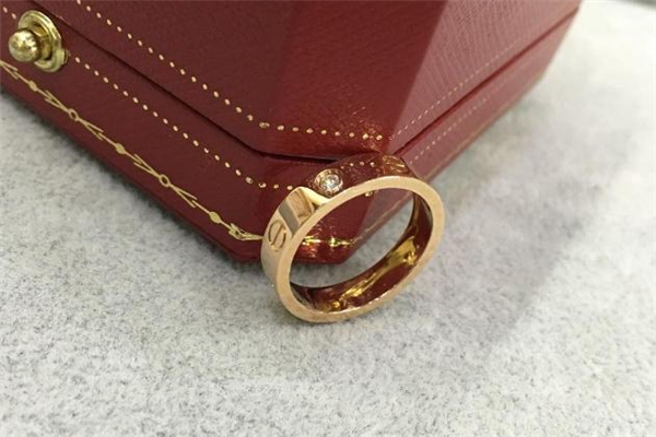 卡地亚戒指会褪色吗,卡地亚戒指时间长了变色吗