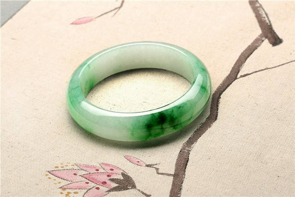 玉手镯适合什么年龄的人戴,玉镯子适合什么年龄的人戴?