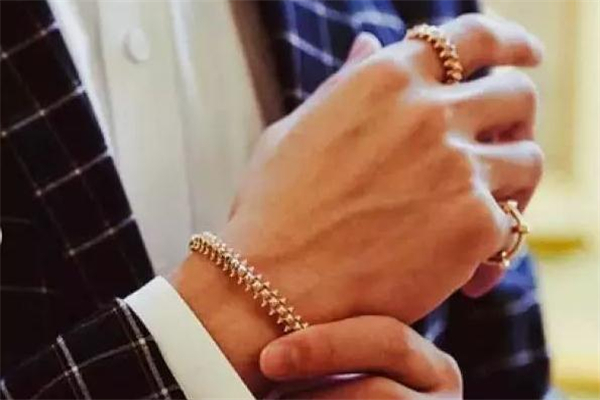 卡地亚钉子手镯多少钱,卡地亚手镯钉子款价格