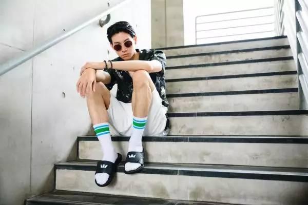 拖鞋磨脚怎么办大脚趾上方,拖鞋磨脚怎么办