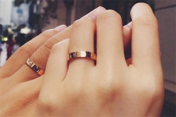 卡地亚戒指什么材质,卡地亚对戒是什么材质