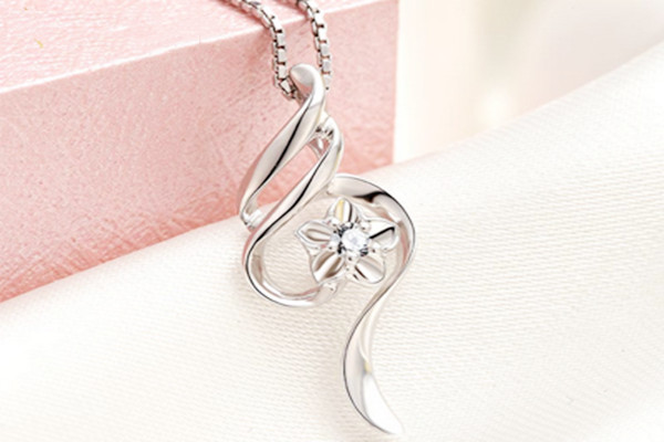 铂金项链会发黑吗,铂金项链戴久了会变黑吗 铂金项链会发黑吗,铂金项链戴久了会变黑吗