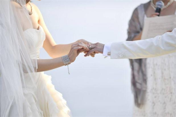 婚戒啥时候戴,结婚戴戒指是什么时候开始的