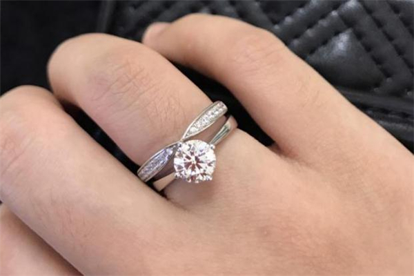 婚戒丢了补买一只还是一对一样的,婚戒丢了要不要补买