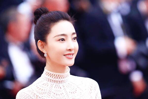 迪奥珍珠耳饰,迪奥珍珠耳环是真珍珠吗 迪奥珍珠耳饰,迪奥珍珠耳环是真珍珠吗