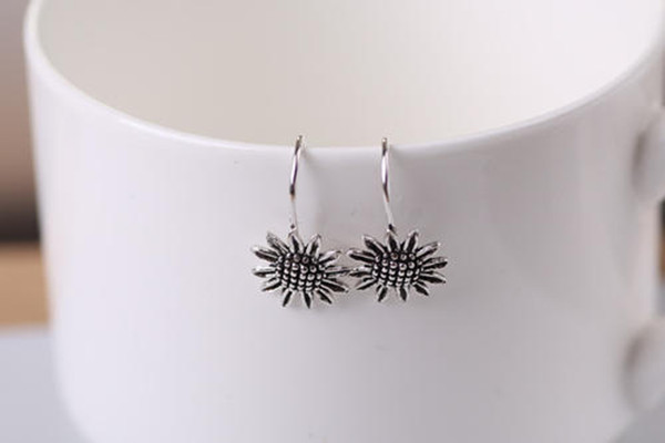 银色耳环配什么衣服,耳饰搭配知识