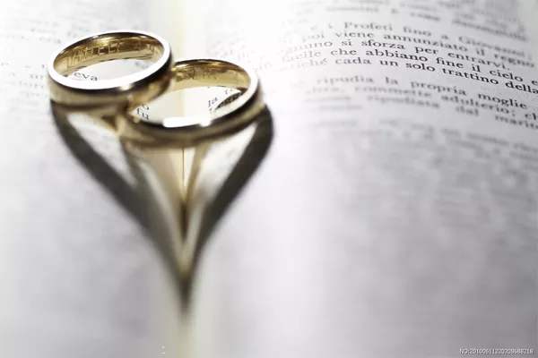 情侣戒指女生应该戴哪个手指,情侣戒指女生应该戴哪只手