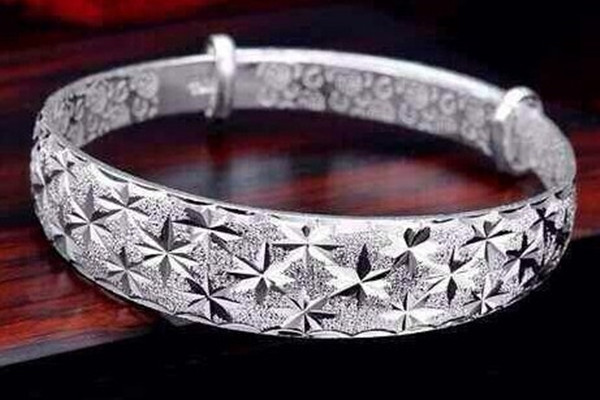 有万足银手镯吗,万足银手镯有什么好处