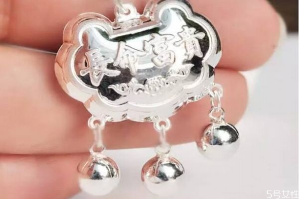 婴儿戴银饰好吗,婴儿佩戴银饰的好处 婴儿戴银饰好吗,婴儿佩戴银饰的好处