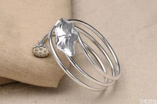 哪些人不适合戴银饰,什么人不适合戴银首饰 哪些人不适合戴银饰,什么人不适合戴银首饰