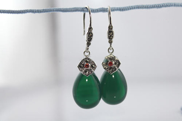 红玉髓耳坠,绿玉髓戒指 红玉髓耳坠,绿玉髓戒指