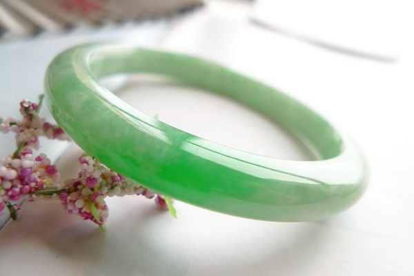 如何挑选适合自己的玉手镯,怎么选择适合自己的玉手镯 如何挑选适合自己的玉手镯,怎么选择适合自己的玉手镯