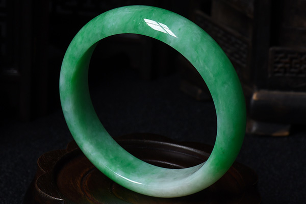 翡翠手镯适合什么年龄,玉镯子多大年龄的戴着合适 翡翠手镯适合什么年龄,玉镯子多大年龄的戴着合适