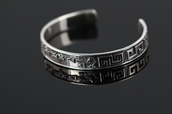 一般银手镯多少钱一个,银手镯多少钱