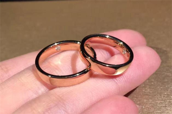 结婚对戒男方买还是女方买,结婚戒指是男方买还是女方买