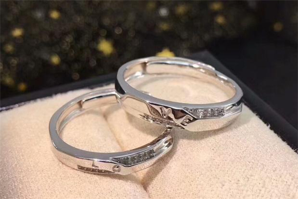 对戒戴在哪个手指上 男女,结婚对戒戴在哪个手指上