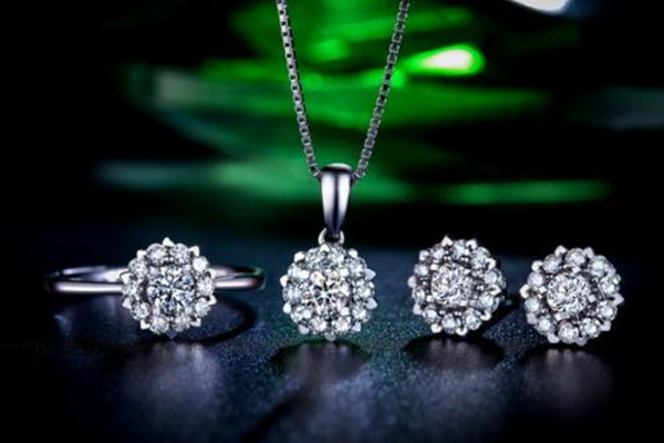 耳钉选什么材质的好,耳钉材质分类及介绍