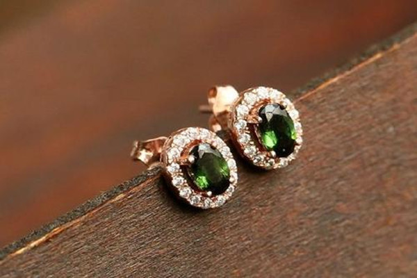 圆脸适合什么耳钉图片,方形脸适合什么耳饰